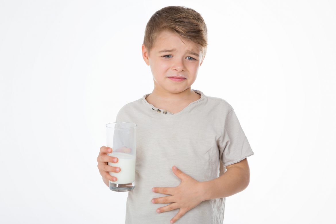 Dziecko ze szklanką mleka