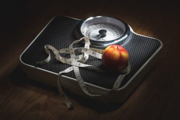 Jabłko, centymetr i waga