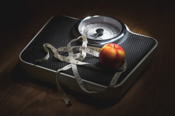 Jabłko, centymetr i waga