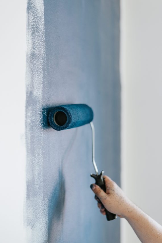 Wałek na ścianie - malowanie