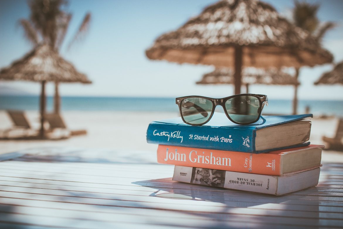 Książki na plaży i okulary przeciwsłoneczne