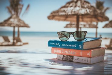 Książki na plaży i okulary przeciwsłoneczne