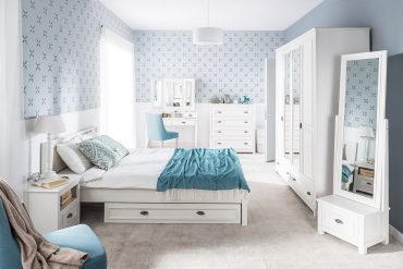 Jasna biało niebieska sypialnia
