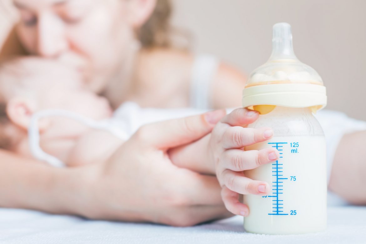 Kobieta, niemowle i butelka mleka