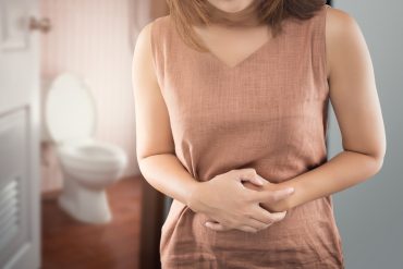 Kobieta z zaburzeniami żołądkowo-jelitowymi
