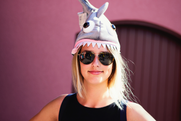 Kobieta w okularach przeciwsłonecznych i czapce rekina