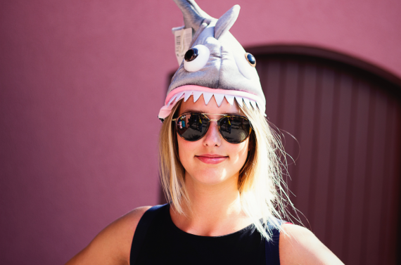 Kobieta w okularach przeciwsłonecznych i czapce rekina