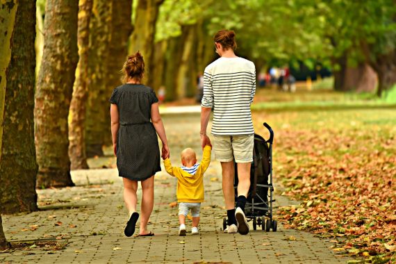 Rodzina z dzieckiem na spacerze
