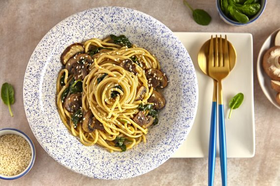 Spaghetti ze szpinakiem i brązowymi pieczarkami i sezamem