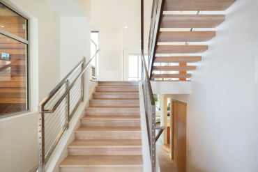 drewniane schody z metalową balustradą