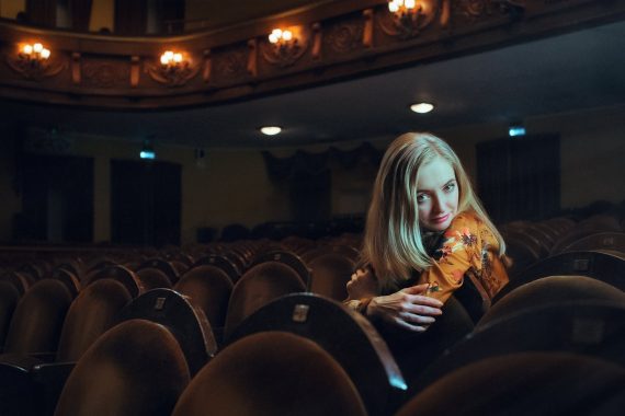 dziewczyna na fotelu na widowni teatralnej