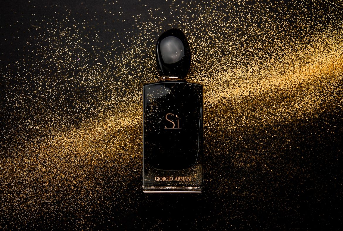 ekskluzywne perfumy Si Armani na czarnym tle