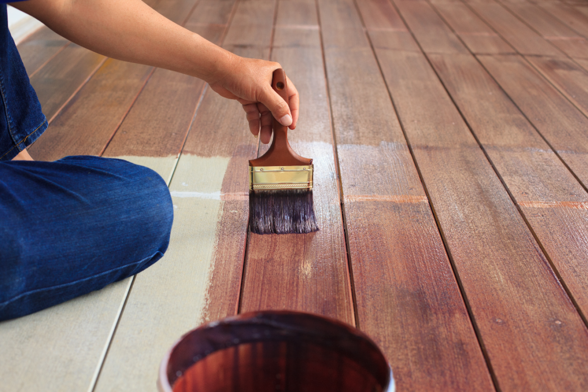malowanie drewnianej podłogi