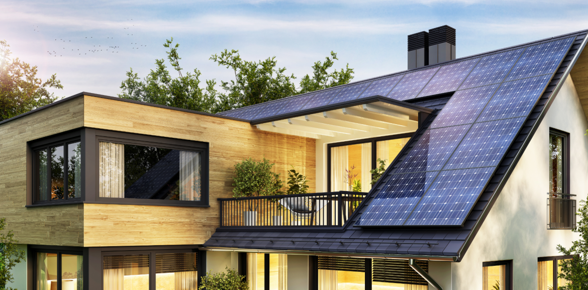 nowoczesny dom z zainstalowanymi panelami fotowoltaicznymi na dachu