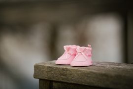różowe buciki dla niemowlęcia