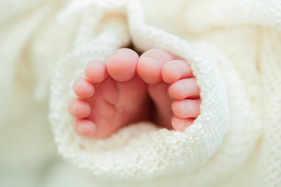 stópki nowo narodzonego dziecka