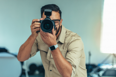 Fotograf robiący zdjęcia w studio