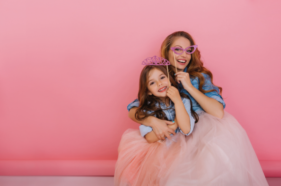 matka i córka w różowej sesji zdjęciowej