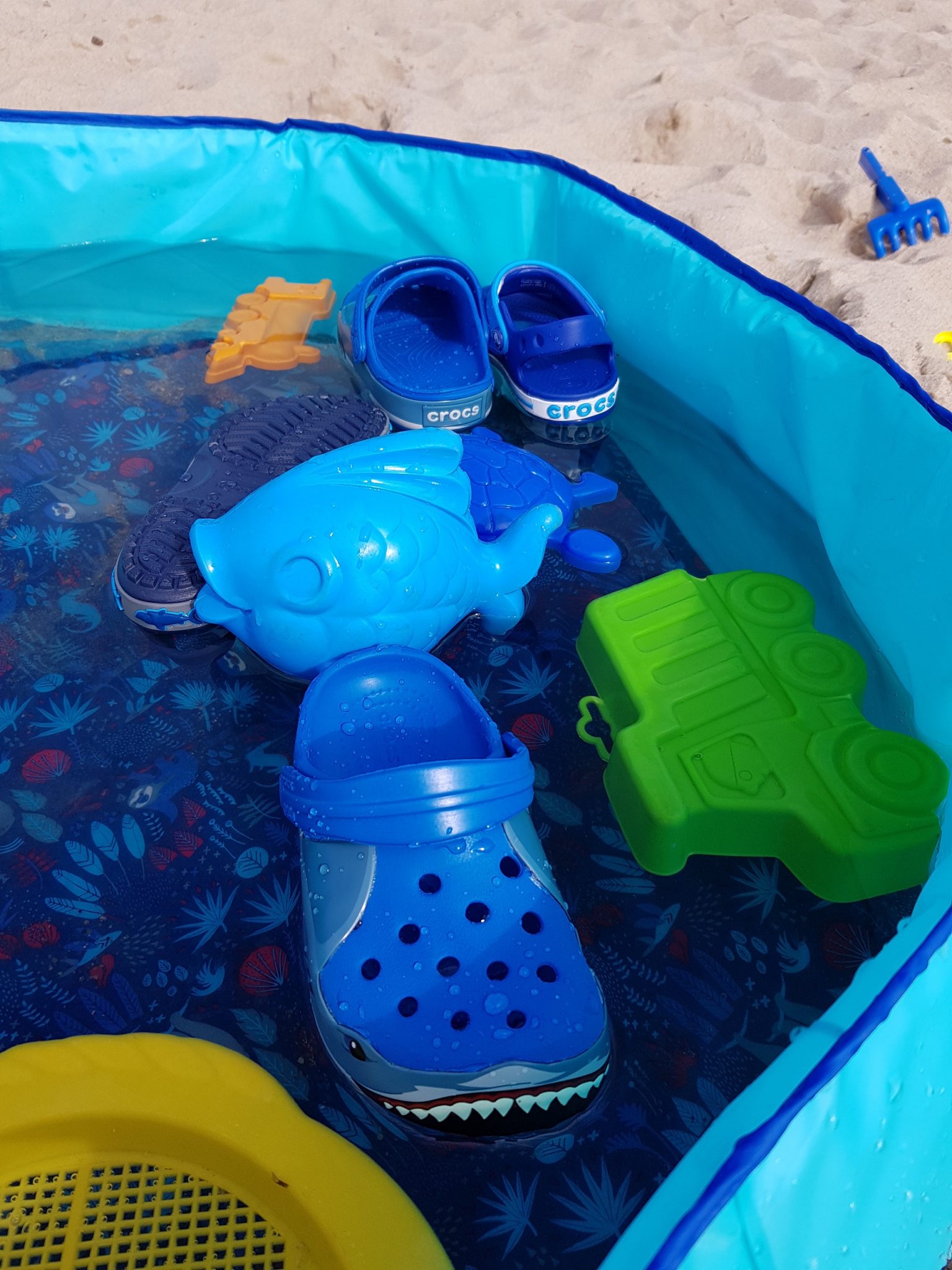 buty crocs w dziecięcym basenie