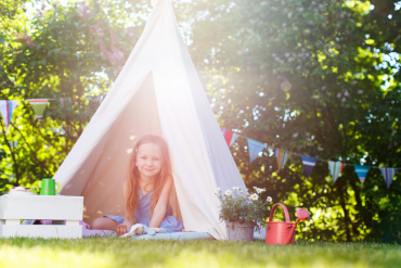 dziewczynka w namiocie w ogrodzie