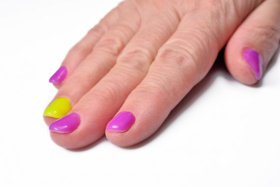 pastelowy tęczowy manicure krótkie paznokcie na lato