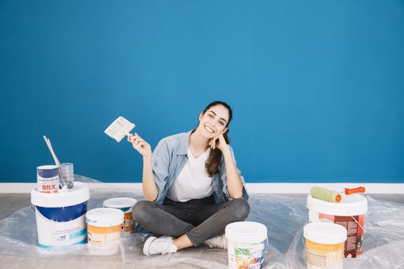 kobieta z farbami do malowania ścian