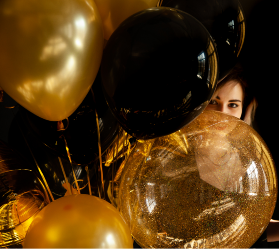 kobieta ze złotymi balonami