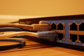 router z wpiętymi kablami