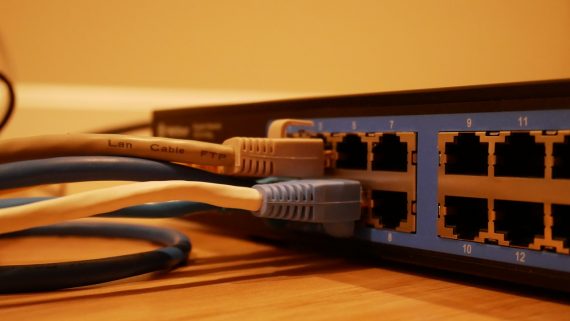 router z wpiętymi kablami