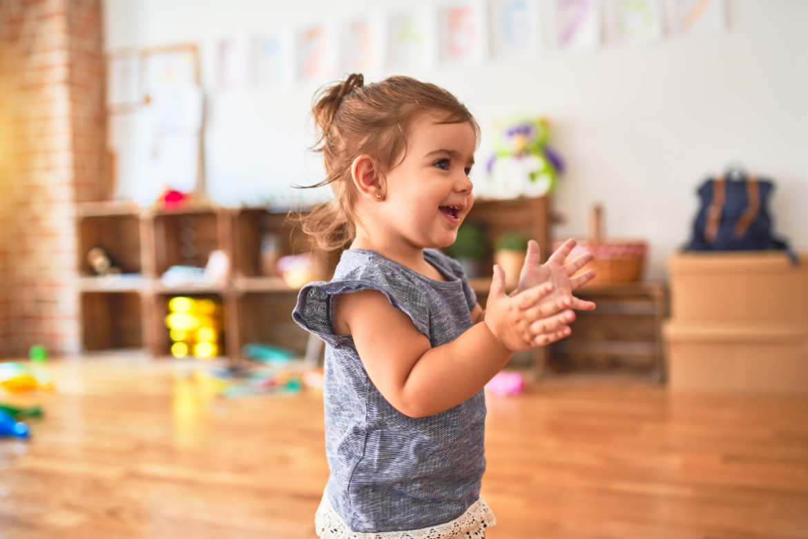 dziewczynka w przedszkolu montessori