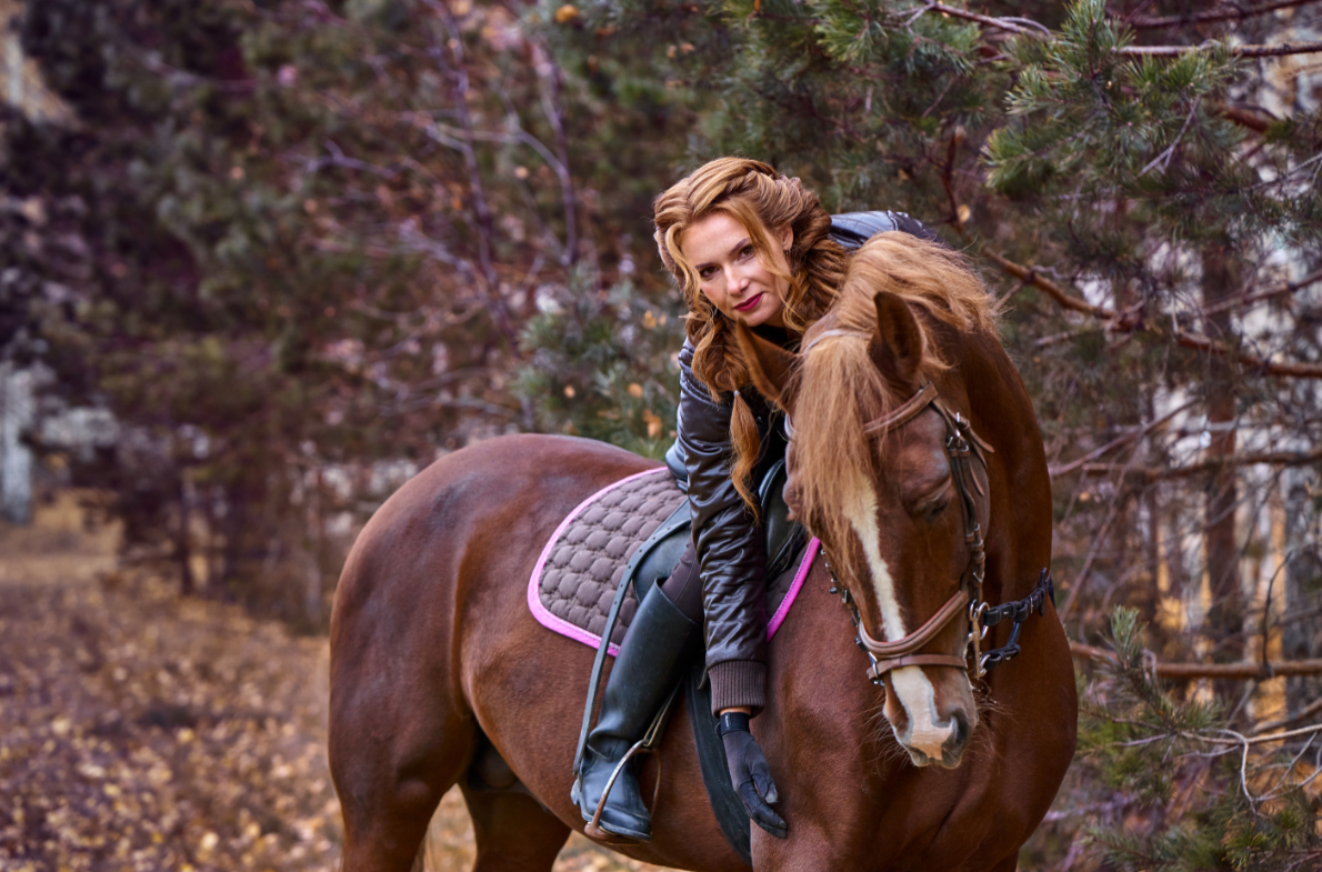 rudowłosa kobieta na koniu