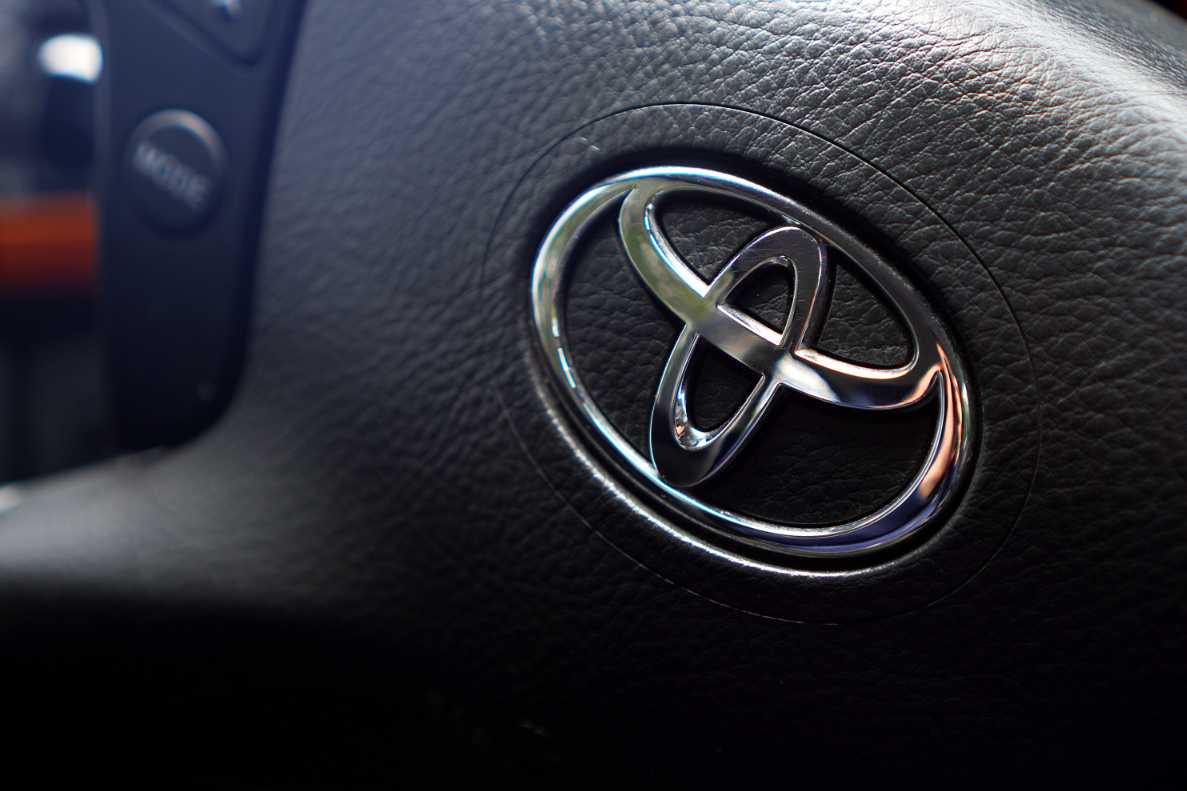 logo toyota na kierownicy