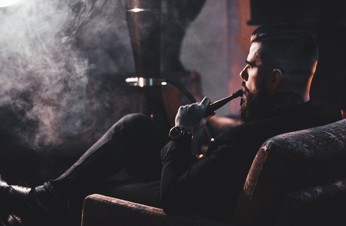 mężczyzna palący shishe