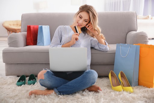 kobieta kupująca buty online