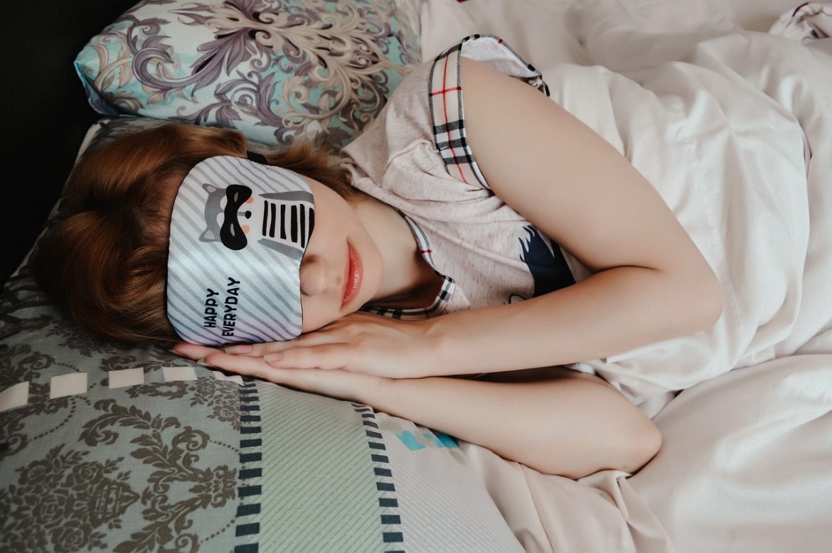 kobieta śpiąca w maseczce na oczach