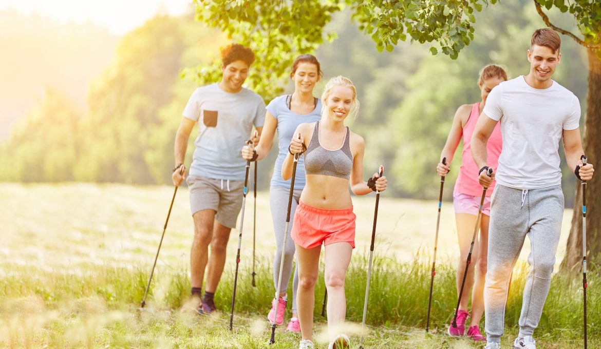 młodzi ludzie nordic walking