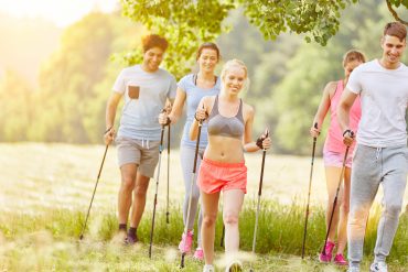 młodzi ludzie nordic walking